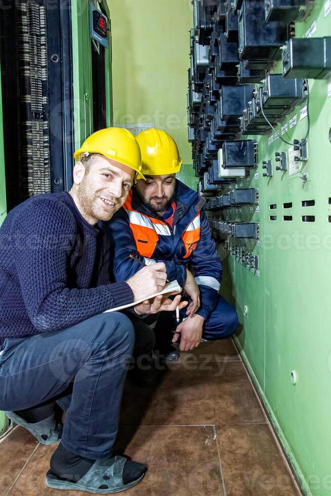 industrieel arbeiders Bij de werk in fabriek foto