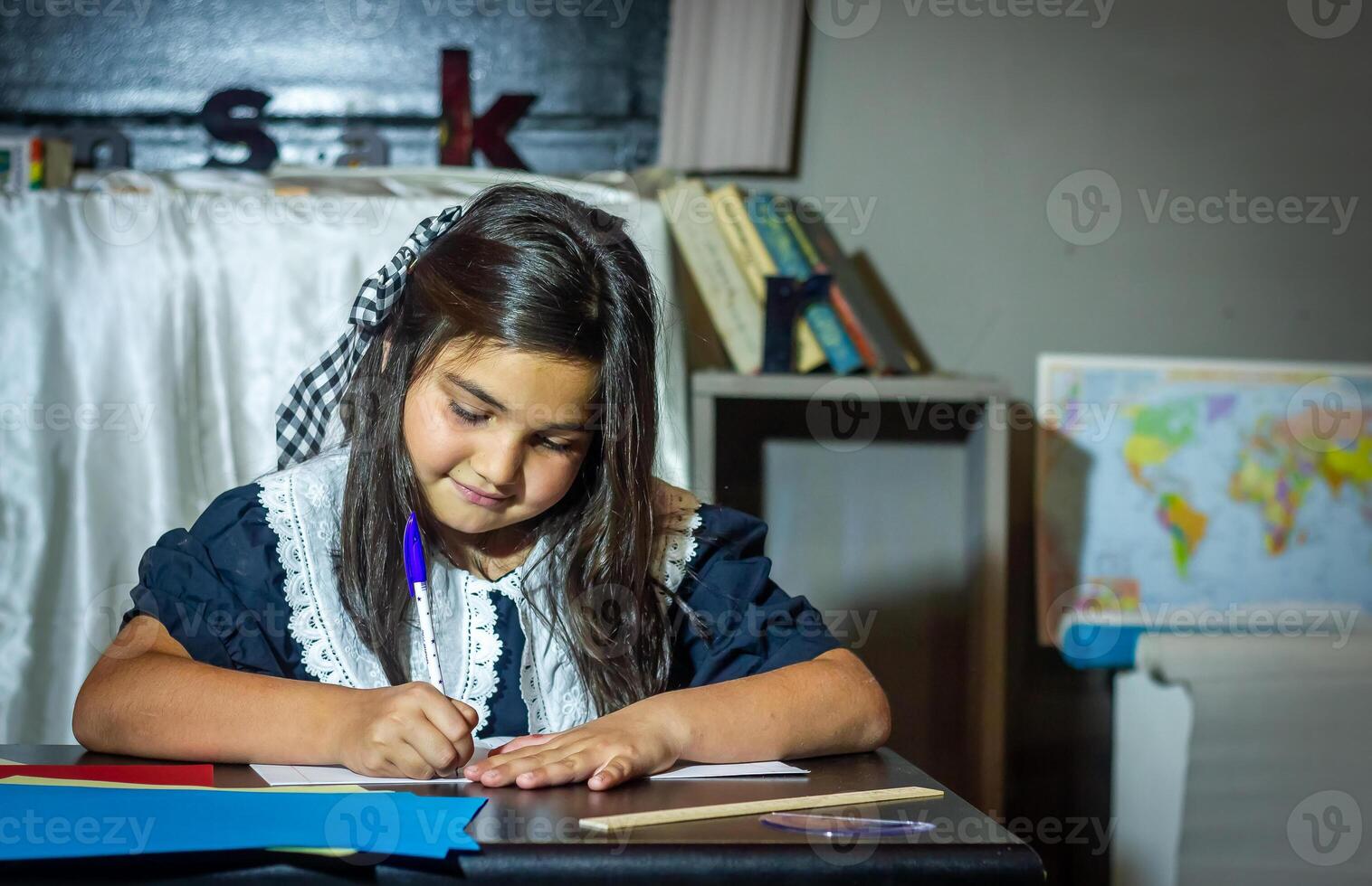 mooi leerling aan het studeren in klas foto