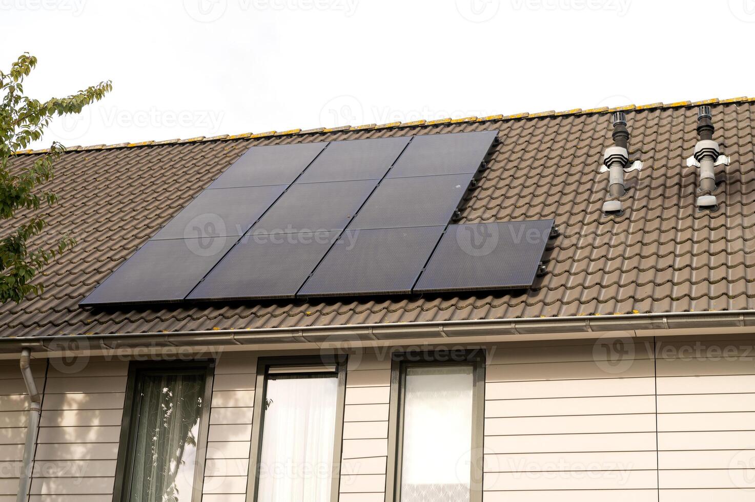 zonne- panelen geïnstalleerd Aan huis dak foto