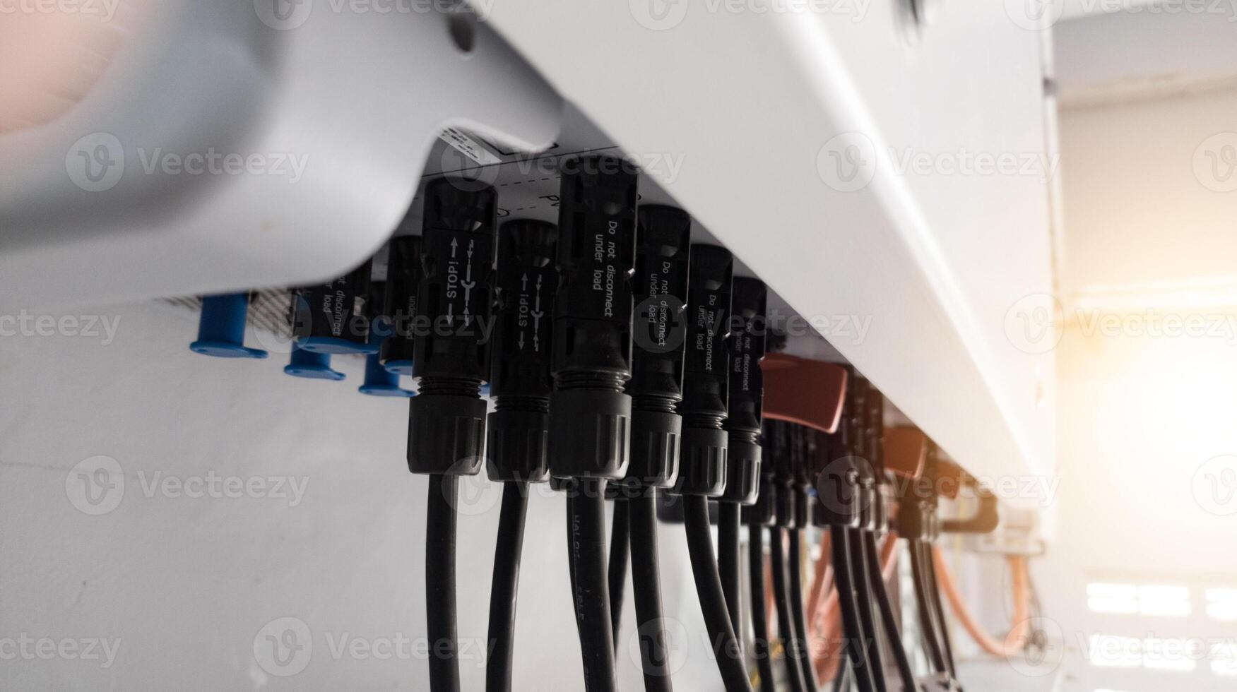 draad kabel Verbinden de macht van de zonne- paneel naar de omvormer met glimmend licht. foto