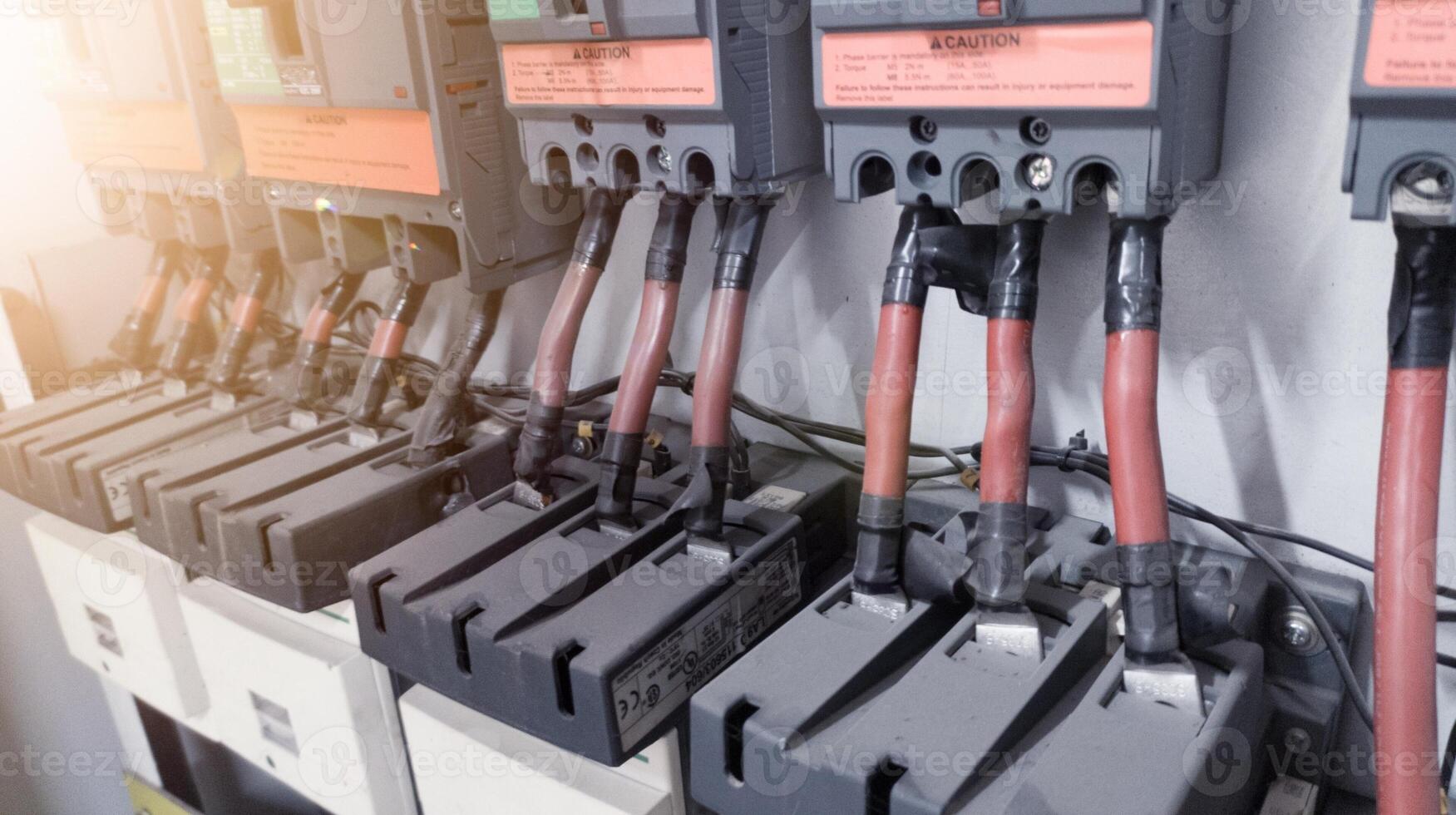 drie pasje bedrading Aan de terminal kabel verbinding macht met connector kabel bout aanscherping. foto