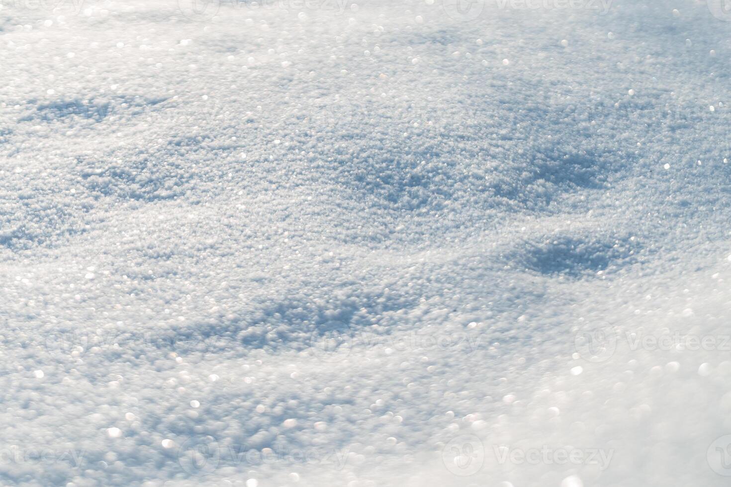 mooi besneeuwd veld- Aan een zonnig ijzig winter dag. winter sneeuw achtergrond foto