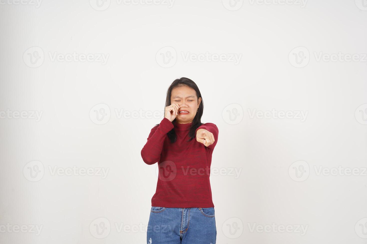 jong Aziatisch vrouw in rood t-shirt verdrietig huilen en richten Bij camera geïsoleerd Aan wit achtergrond foto