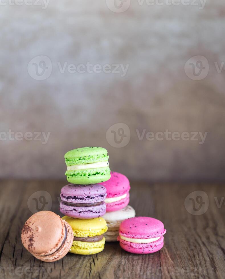 kleurrijk macarons Aan de houten achtergrond foto