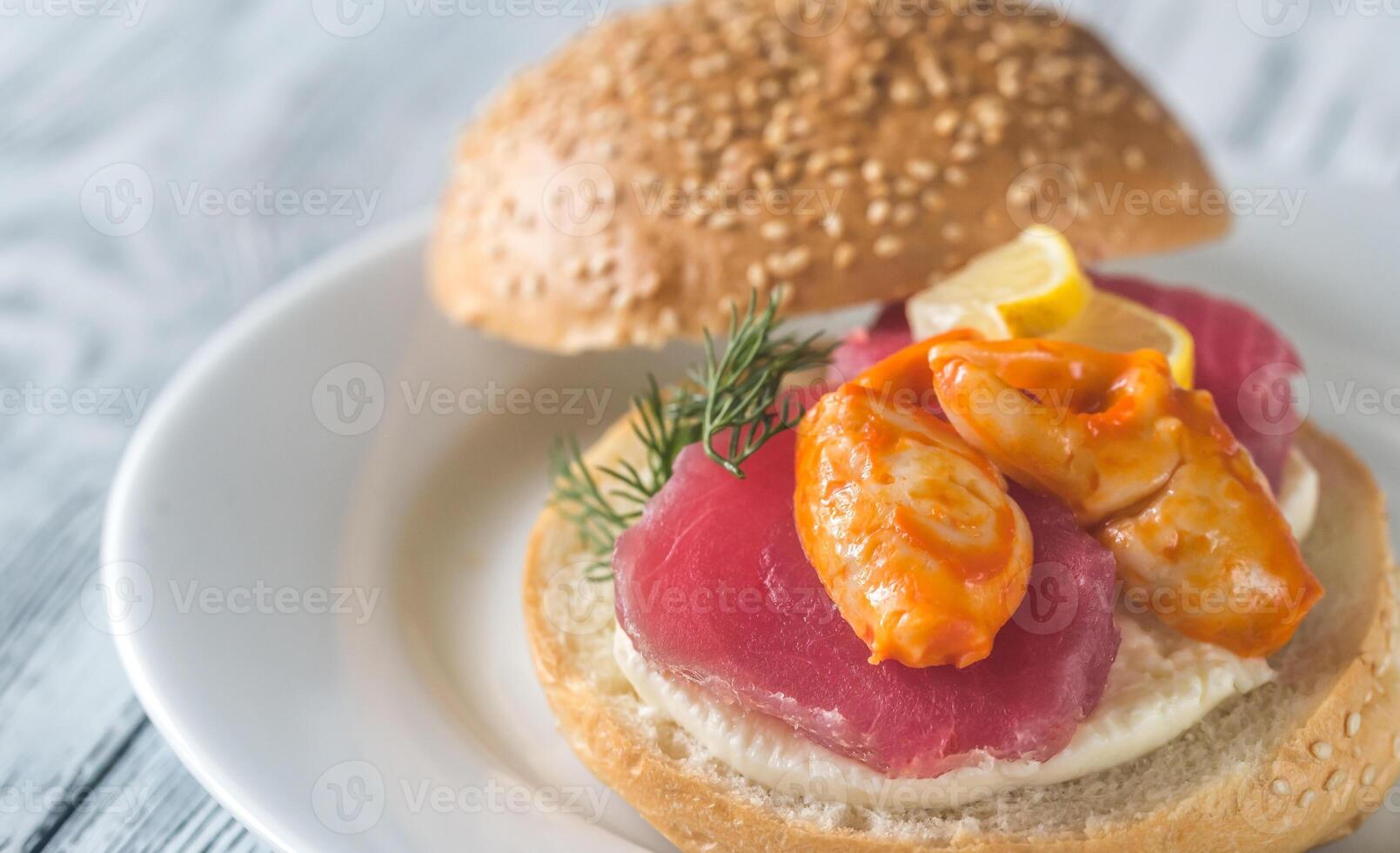 belegd broodje met tonijn, krab klauw en Mozzarella foto