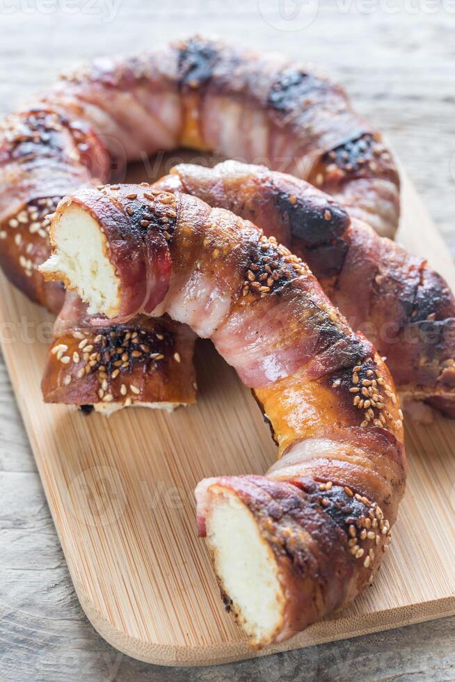 bagels met sesam verpakt in spek plakjes foto