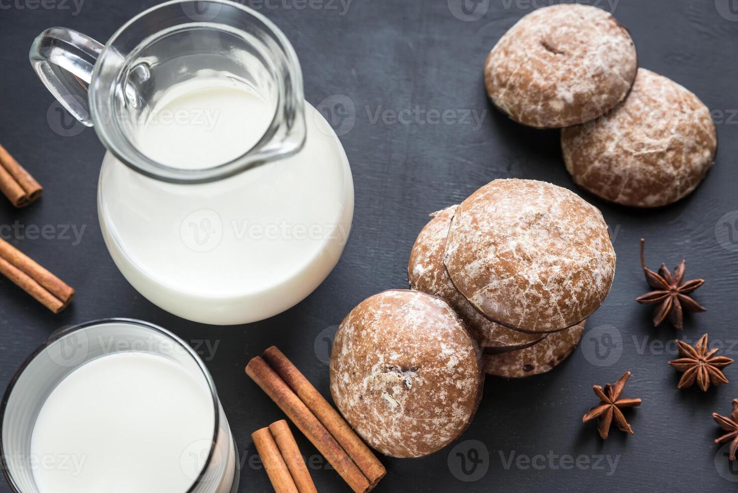 peperkoek cakes met kruik van melk foto