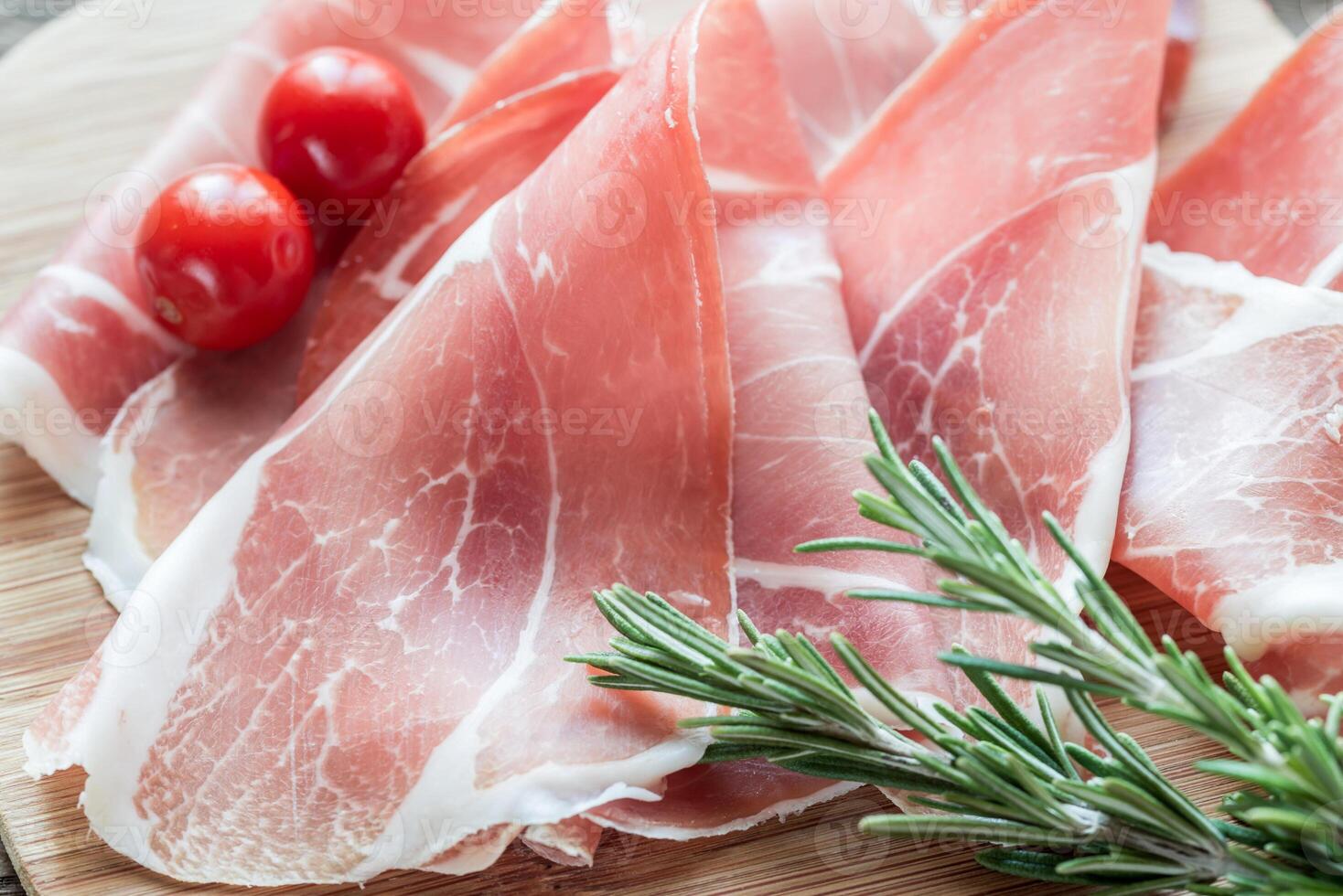 plakjes jamon op het houten bord foto