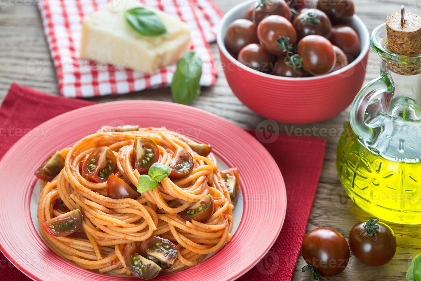 deel van spaghetti met kers tomaten foto