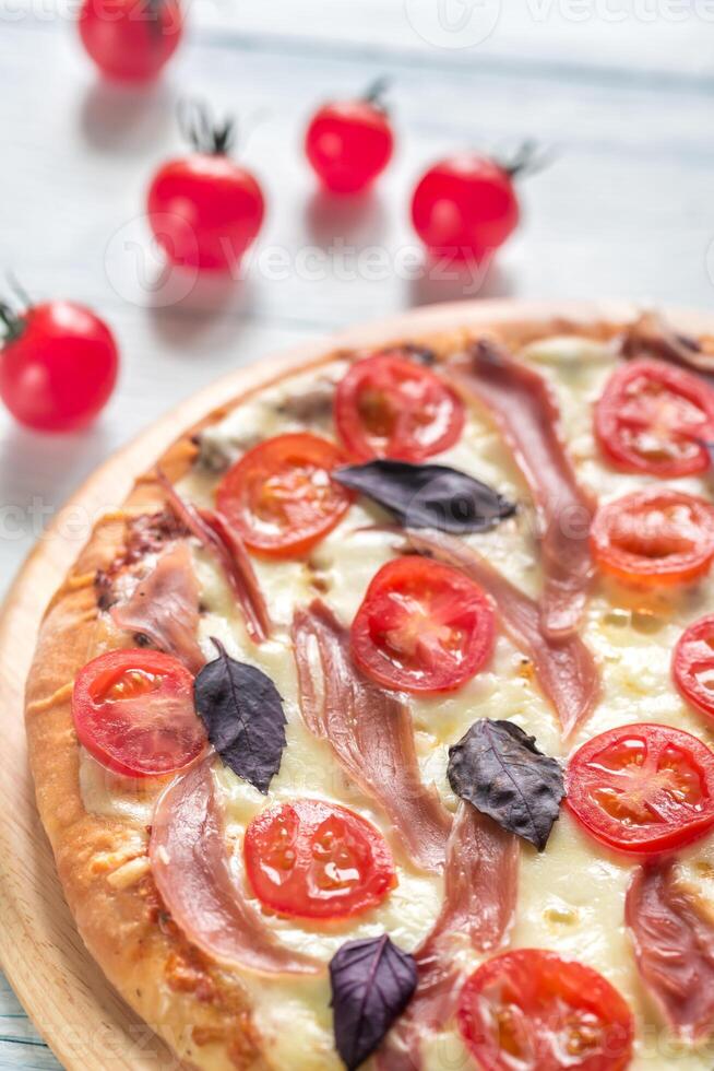 pizza met kaas en prosciutto foto