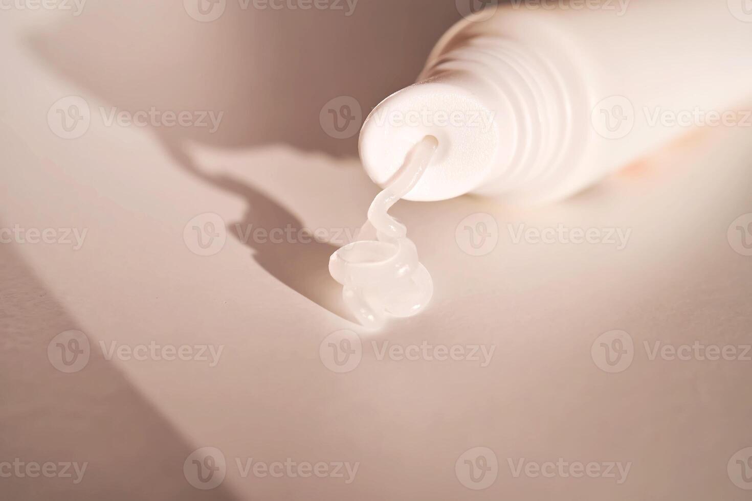 hygiënisch hydraterend lip balsem in een buis Aan een wit achtergrond. foto