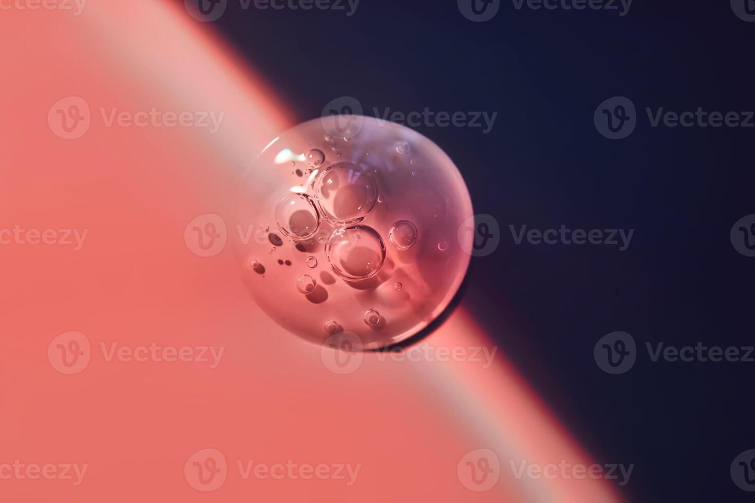 pipet met serum voor de gezicht Aan de grens van licht en schaduw. foto