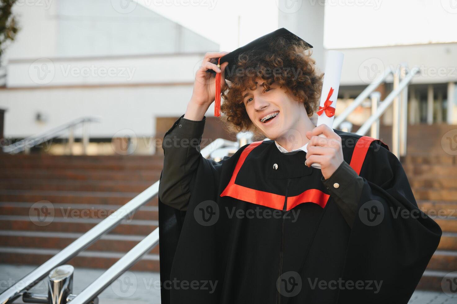 portret van een zelfverzekerd en blij jong afstuderen met een diploma. Mens is klaar voor de De volgende stap in zijn leven. foto