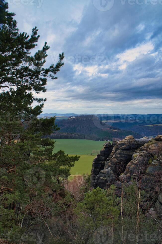 visie van de pfaffenstein. bossen, bergen, uitgestrektheid, panorama. landschap foto