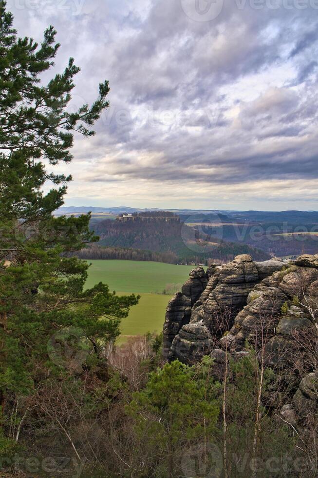 visie van de pfaffenstein. bossen, bergen, uitgestrektheid, panorama. landschap foto