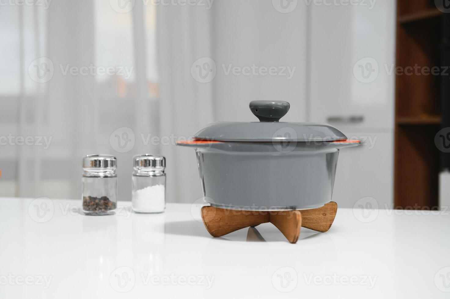 grijs pot keramisch Aan keuken achtergrond foto