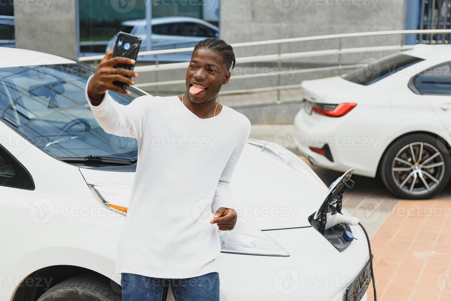 Afrikaanse Amerikaans Mens opladen zijn elektrisch auto. foto