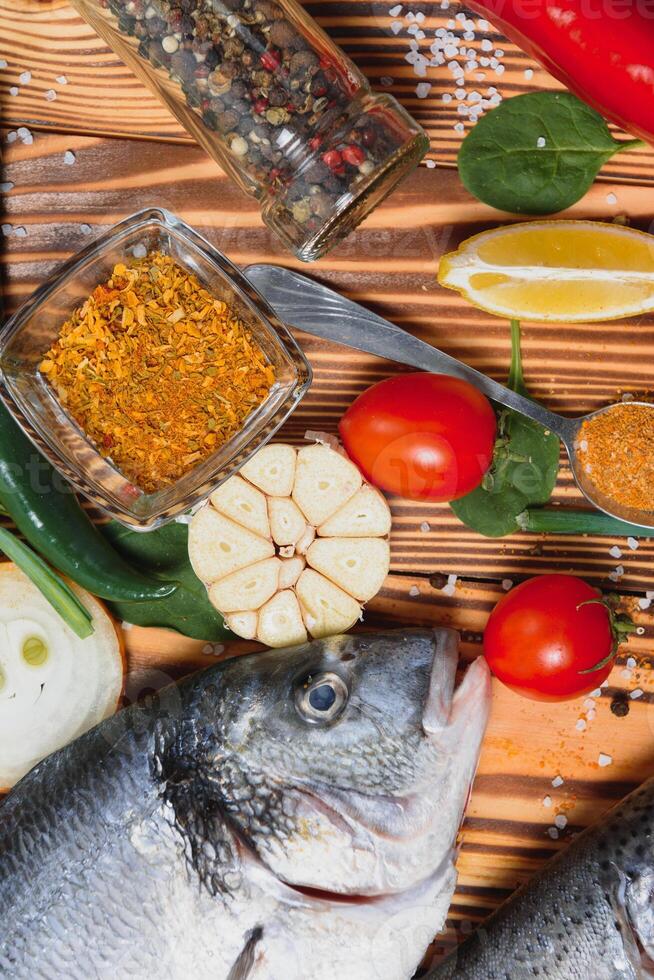 rauw dorado en forel vis met specerijen Koken Aan snijdend bord. vers vis dorado foto