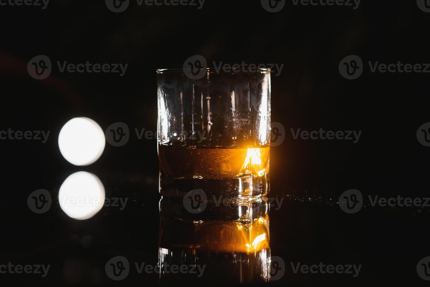 whisky glas zwart achtergrond glimmend foto