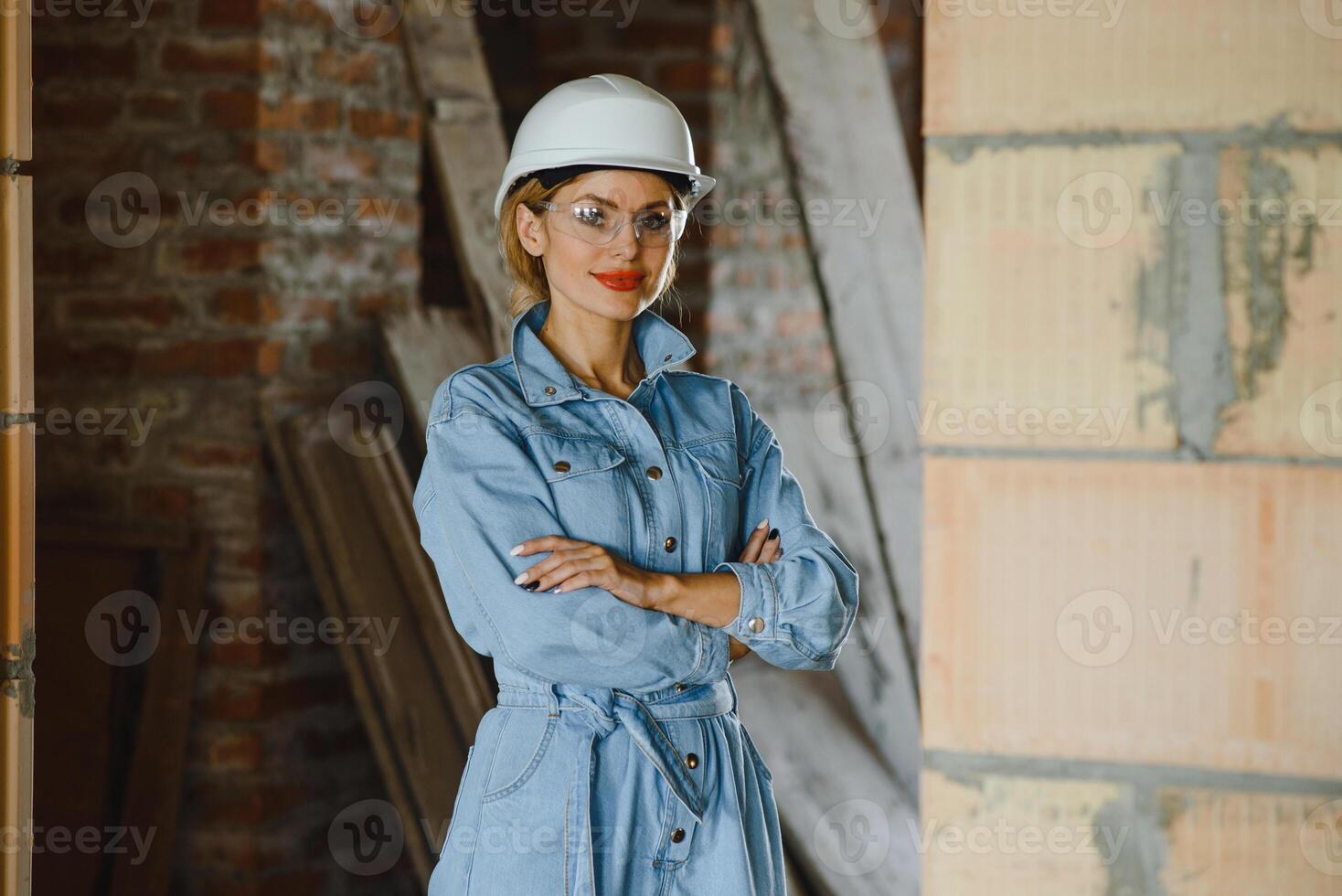 vrouw bouwer Bij werk Aan plaats foto