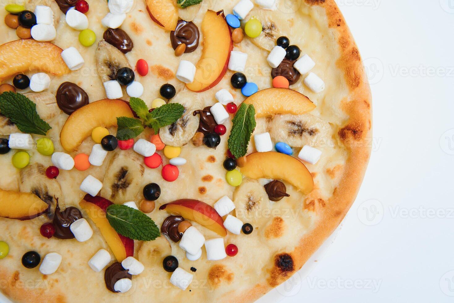 zoet pizza met heemst saus en gekleurde snoepgoed, chocola pizza met gekleurde snoepgoed en chocola pizza met banaan Aan een wit achtergrond foto