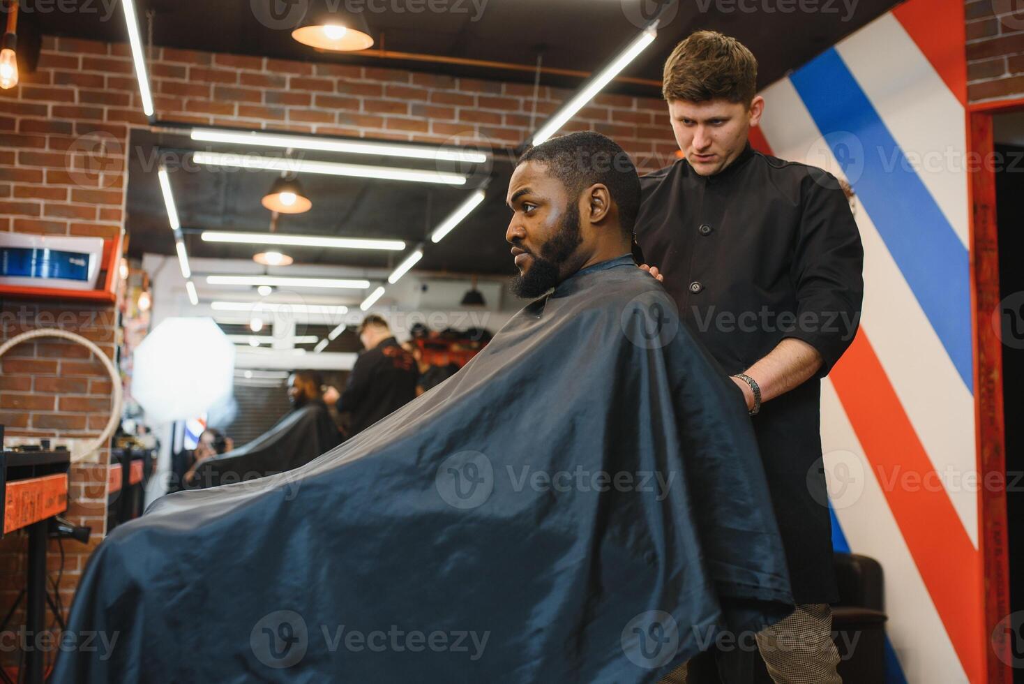 jong Afro-Amerikaans Mens bezoekende kapperszaak foto