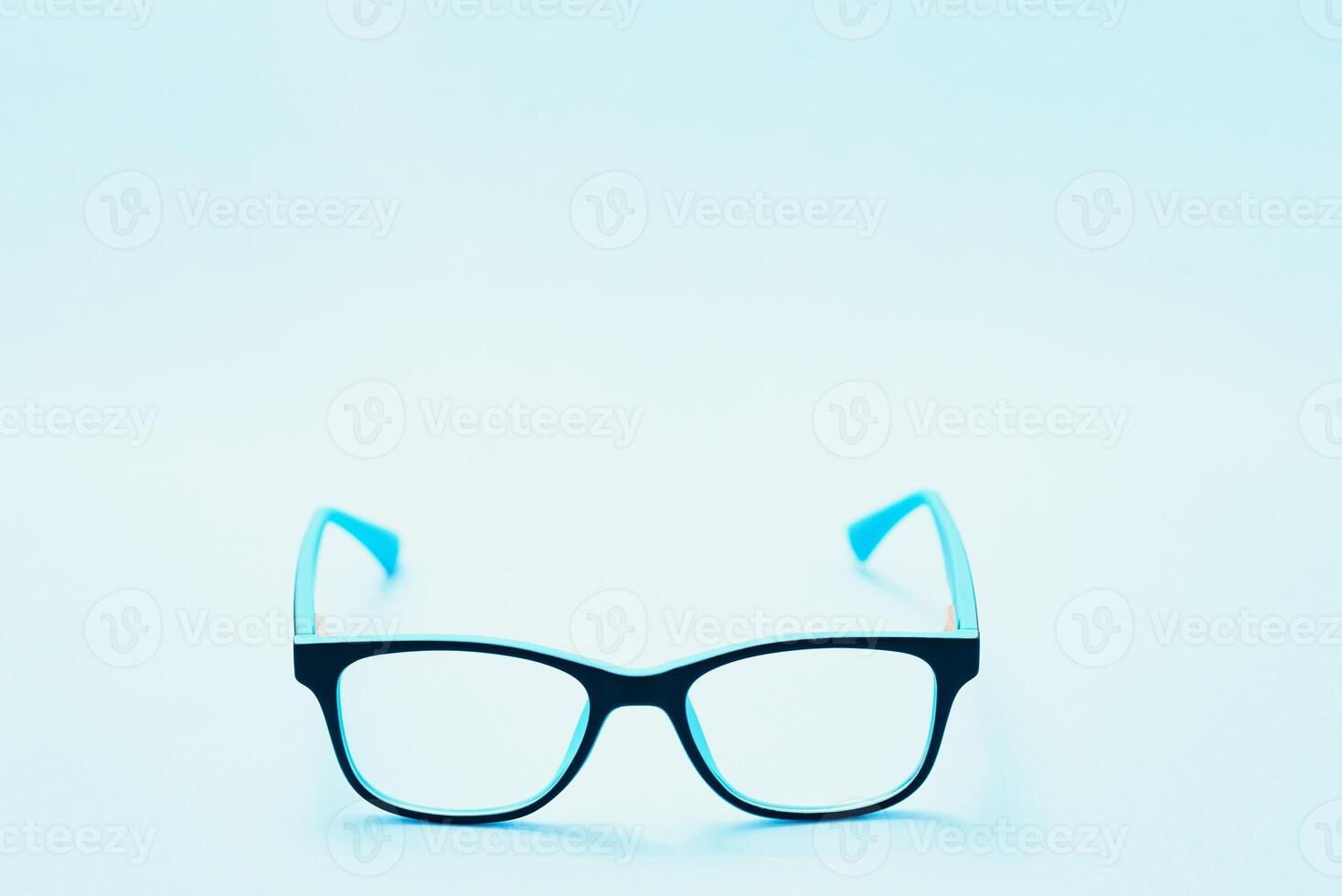 paar- van rood kunststof omrand bril Aan een blauw achtergrond foto