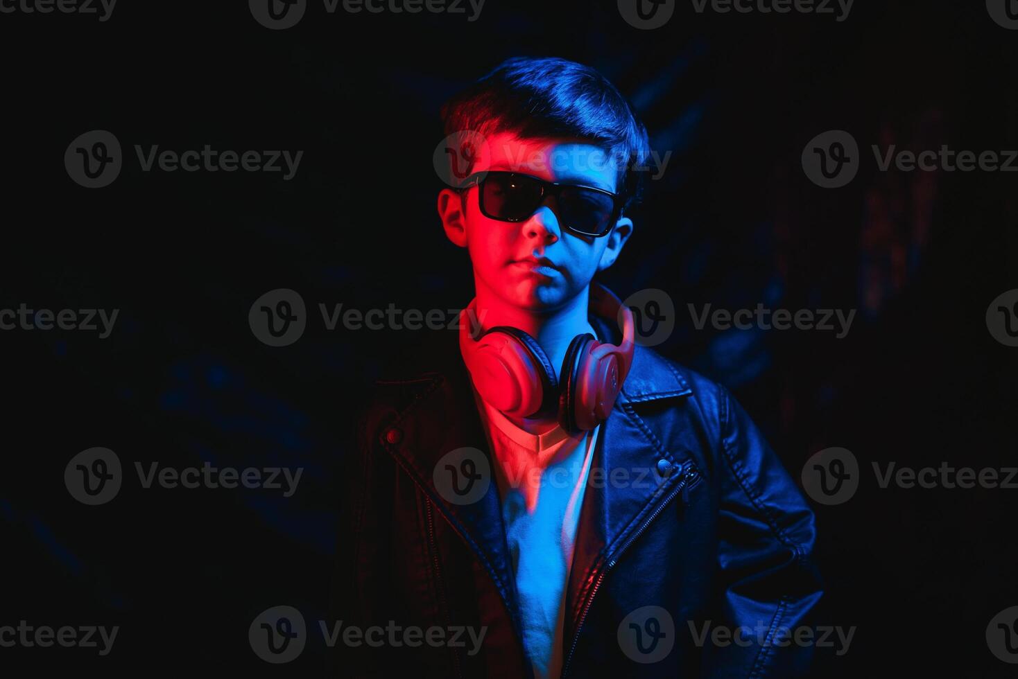 portret van een Mens in neon licht, zacht licht foto