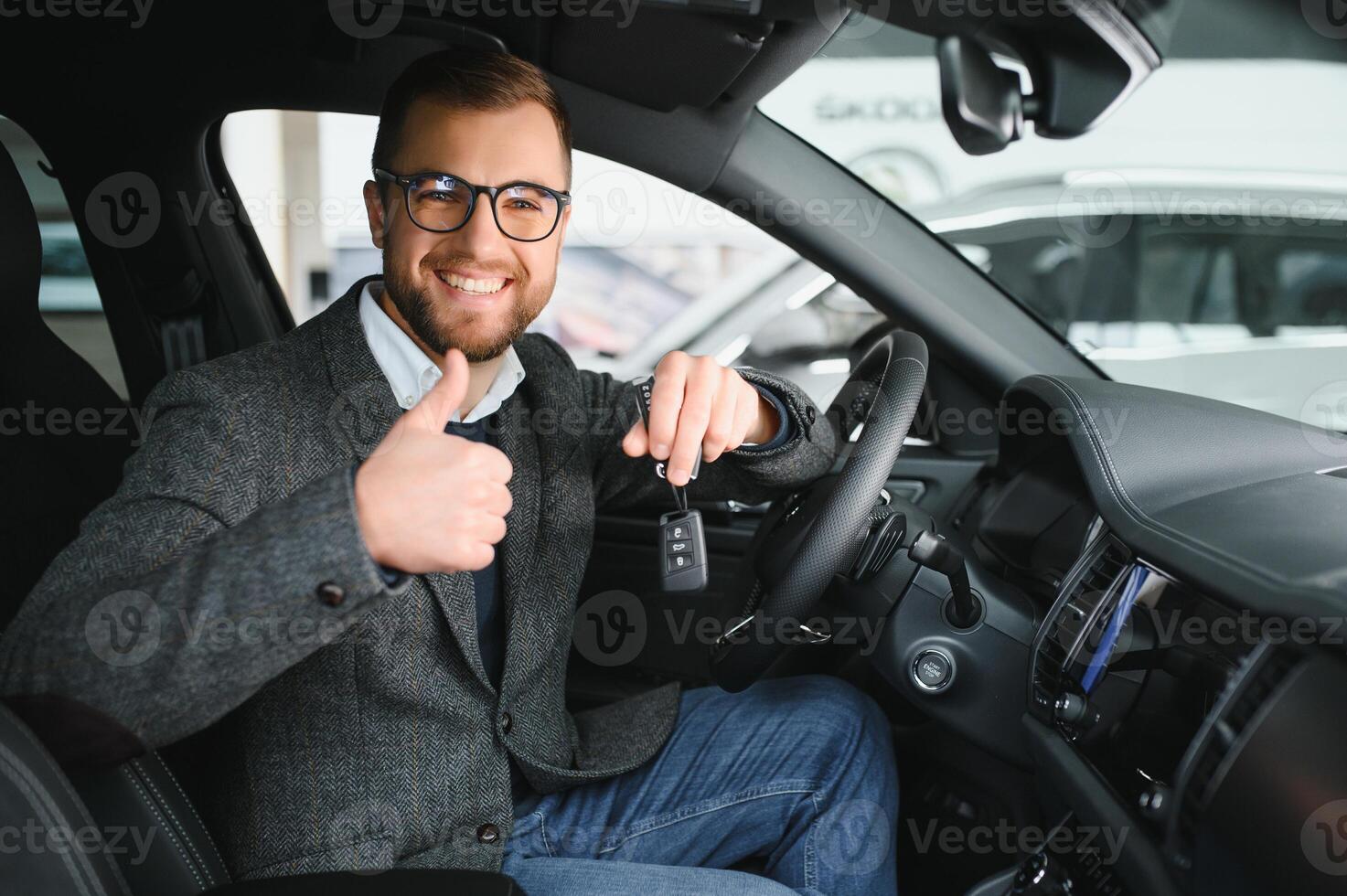 Mens volwassen klant mannetje koper cliënt draagt klassiek pak wit overhemd kiest auto wil naar kopen nieuw auto- tintje controleren auto in toonzaal voertuig salon handel op te slaan motor tonen binnen. verkoop concept foto