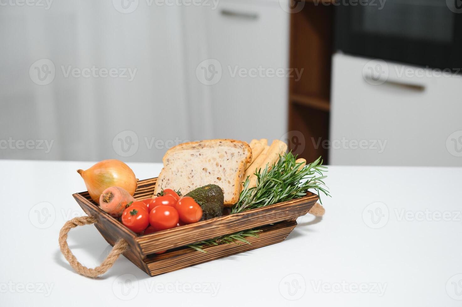 handgemaakt kraft doos met fruit en groenten en brood van de keuken foto
