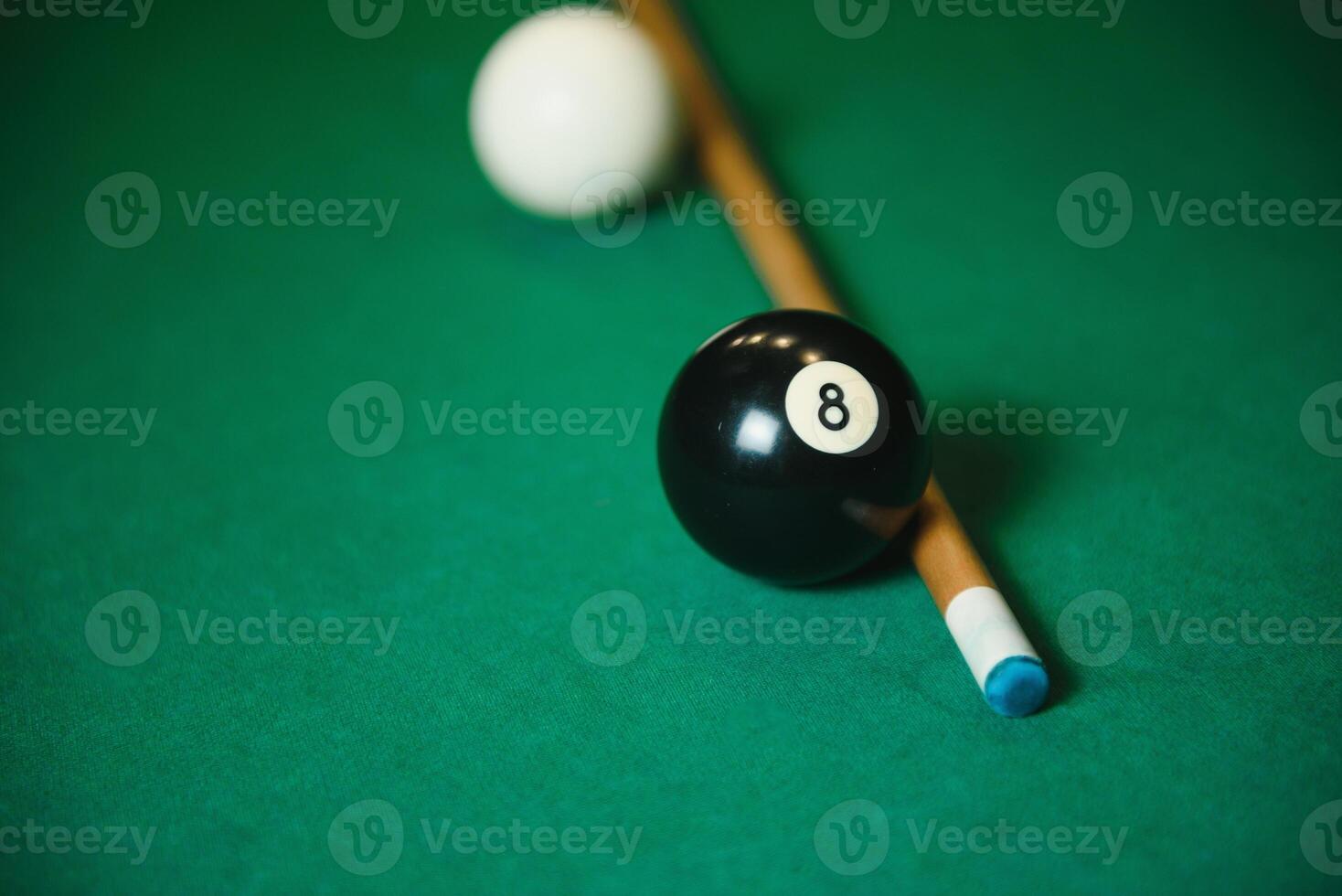 zwart bal schot in snooker spel. foto