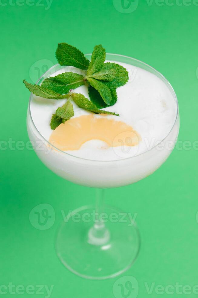 pina colada in voorkant van groen achtergrond. foto