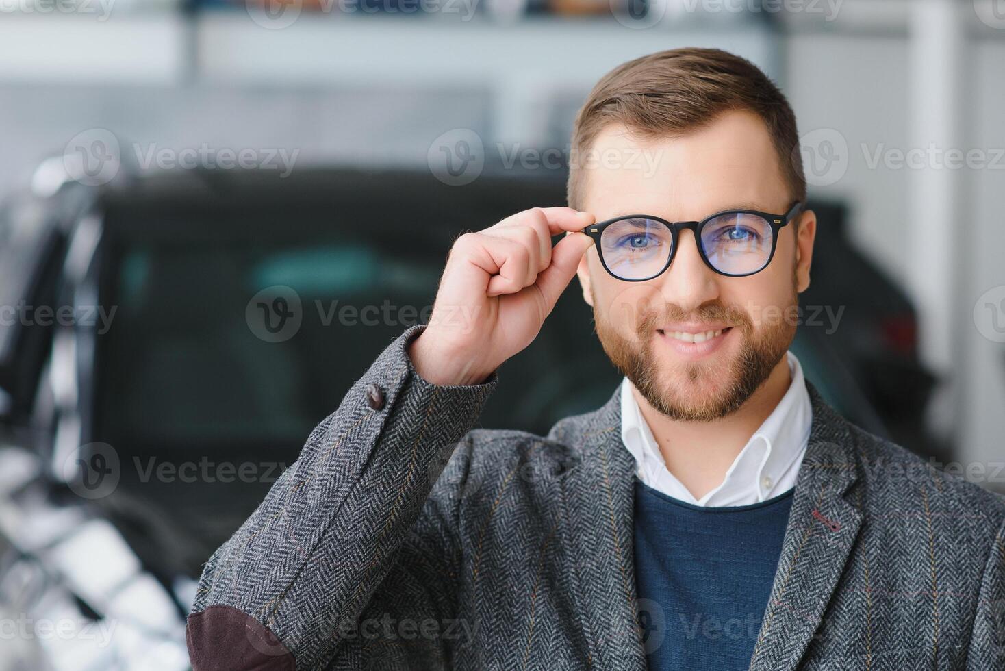 Mens minded klant mannetje koper cliënt in pak Kiezen auto naar Gaan kijken terzijde willen kopen nieuw auto- in auto toonzaal voertuig salon handel op te slaan motor tonen binnen- verkoop concept foto