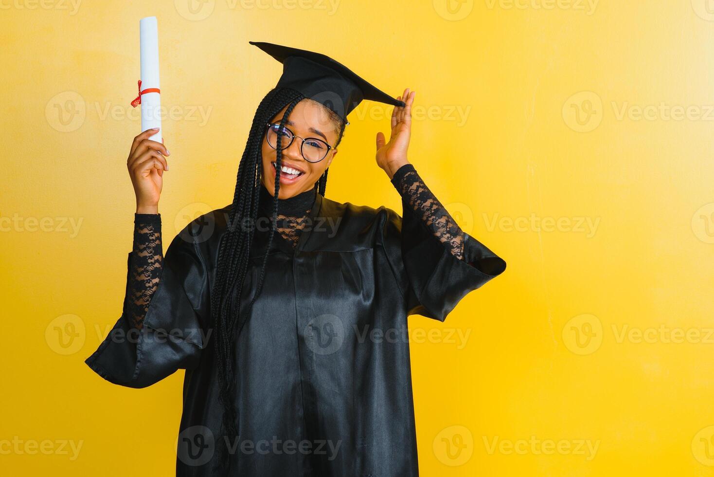 vrolijke Afro-Amerikaanse afgestudeerde student met diploma in haar hand foto