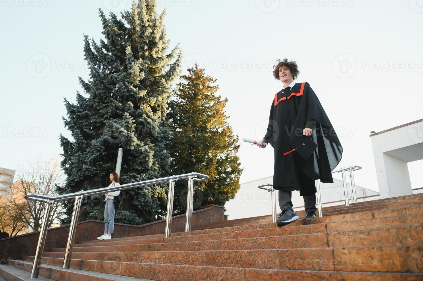 portret van een zelfverzekerd en blij jong afstuderen met een diploma. Mens is klaar voor de De volgende stap in zijn leven. foto