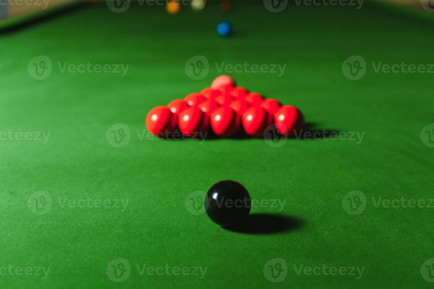 snooker ballen reeks Aan een groen tafel foto