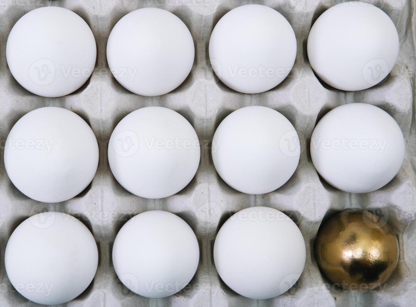 wit rauw kip eieren en alleen gouden ei in een dienblad top visie foto