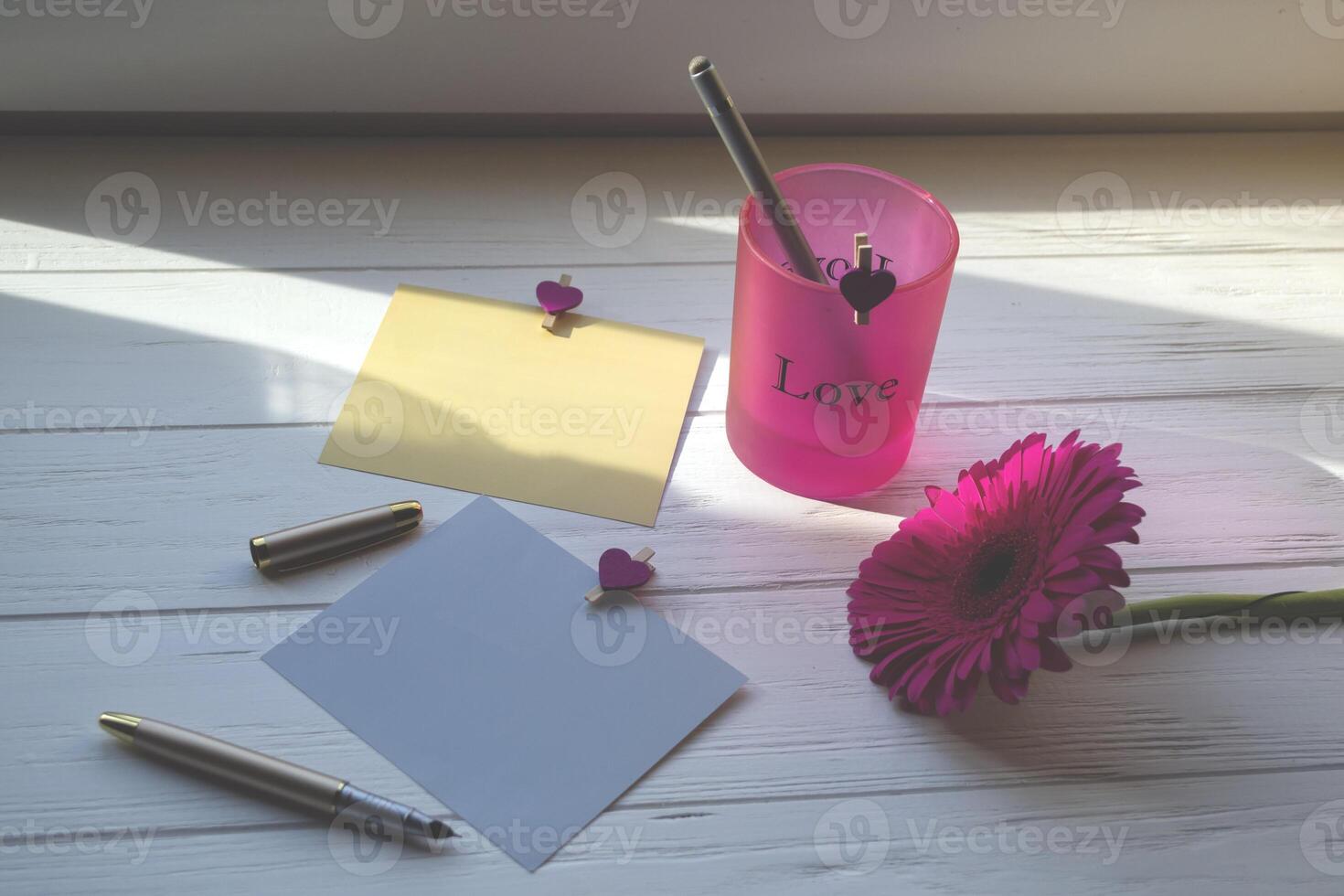 kleurrijk leeg kaarten en bloem Aan een wit houten bureau. foto