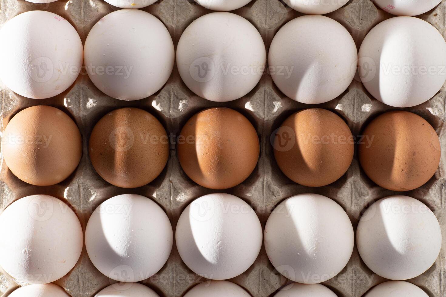 ei achtergrond. wit en bruin eieren in een dienblad. eiwit voedsel. eco biologisch. foto