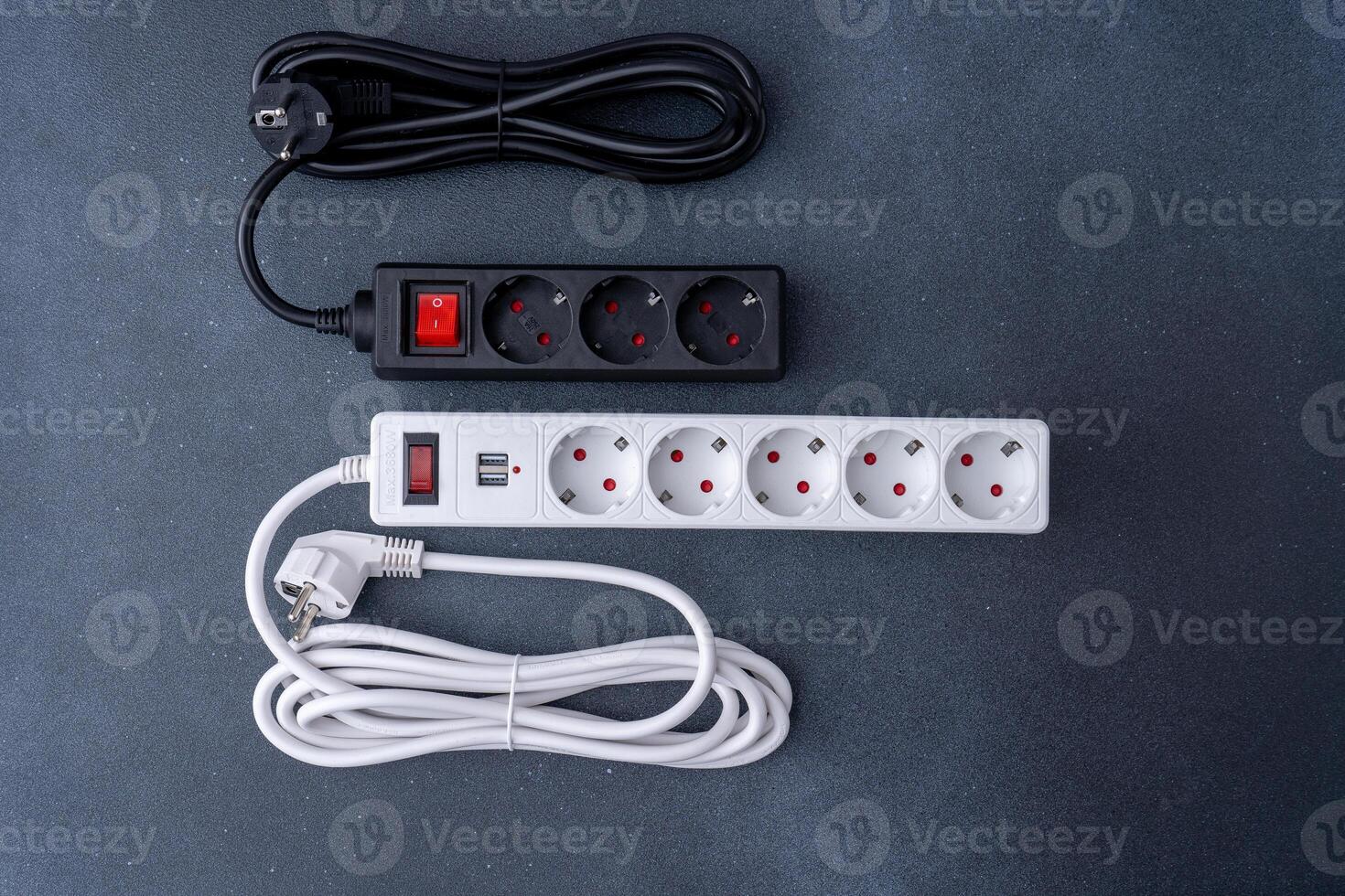 elektrisch stopcontact uitbreiding koord. wit kabel met USB connector voor opladen telefoons. elektrisch apparaat. uitbreiding kabel foto