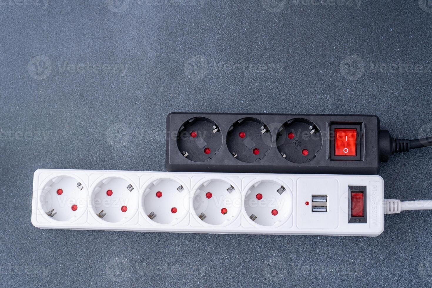 elektrisch stopcontact uitbreiding koord. wit kabel met USB connector voor opladen telefoons. elektrisch apparaat. uitbreiding kabel foto