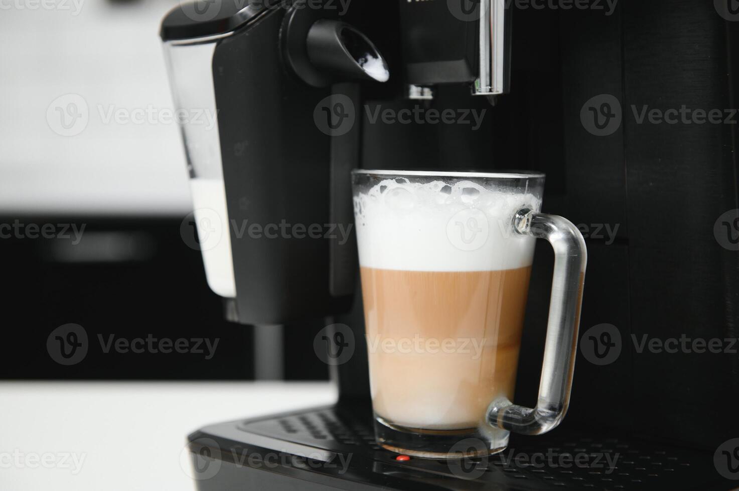 modern koffie machine Aan tafel in keuken foto