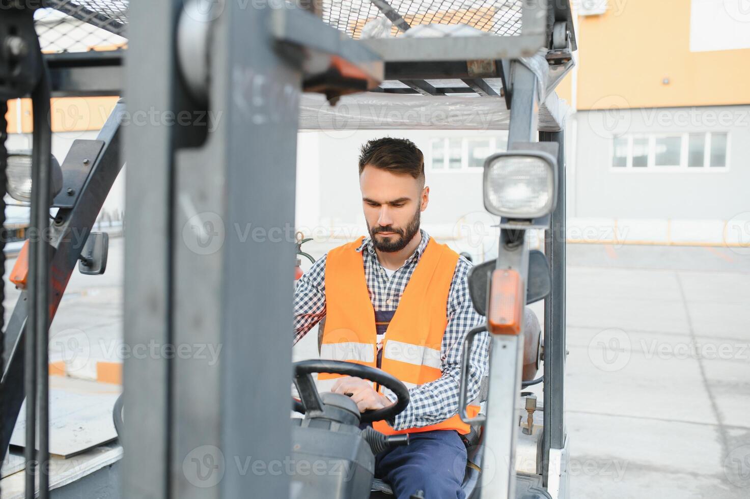 Mens werken Bij magazijn en het rijden heftruck foto