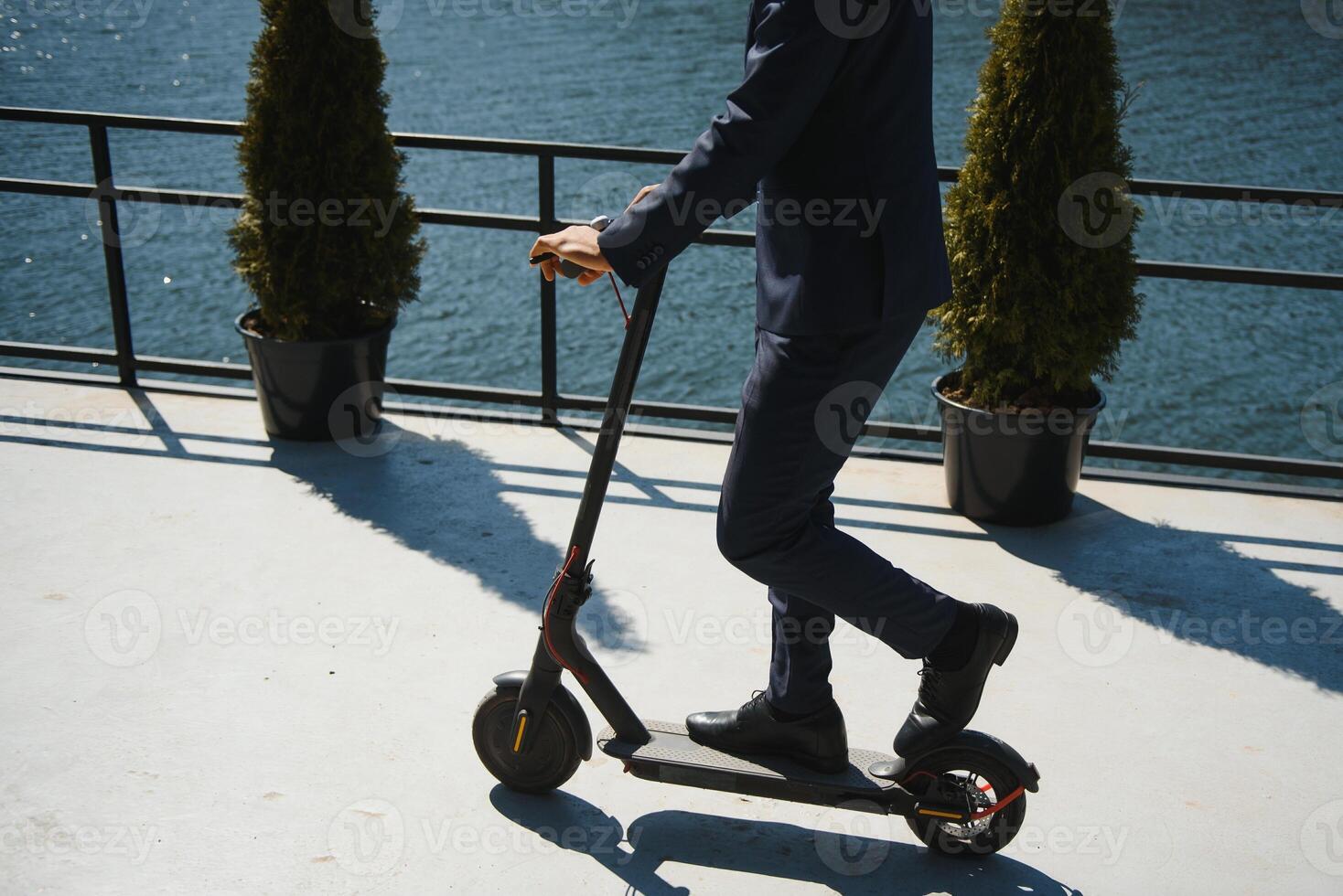 jong Afrikaanse zakenman rijden een elektrisch scooter foto