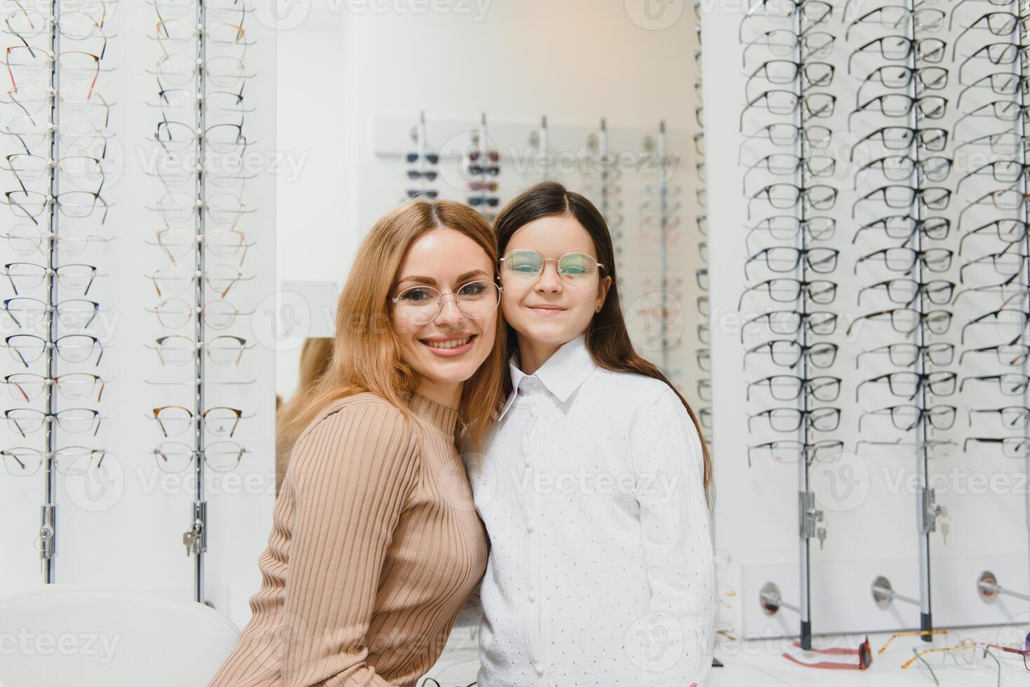 moeder en meisje Bij opticien winkel. foto