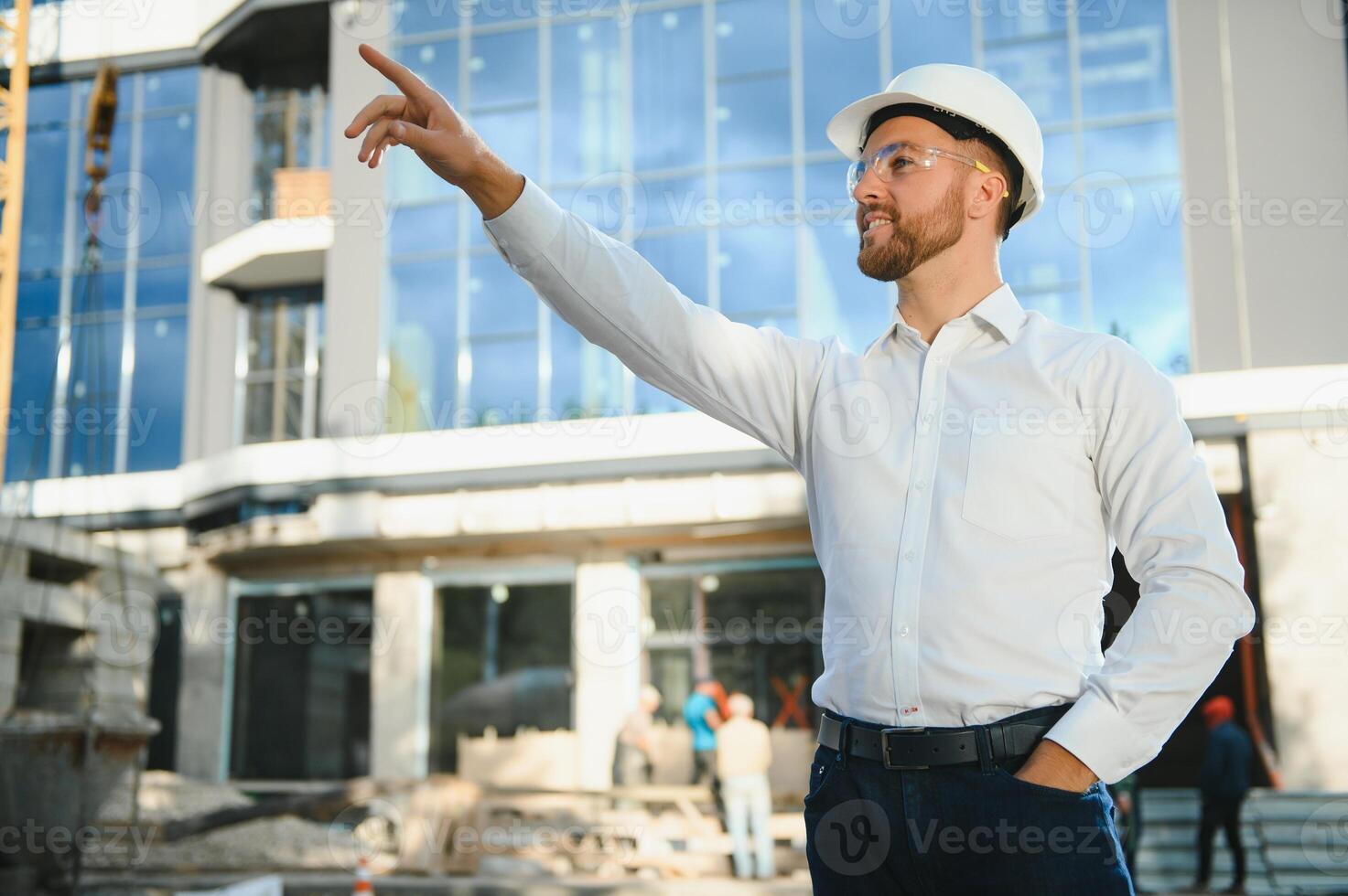 portret van een jong architect of ingenieur Aan een bouw plaats foto