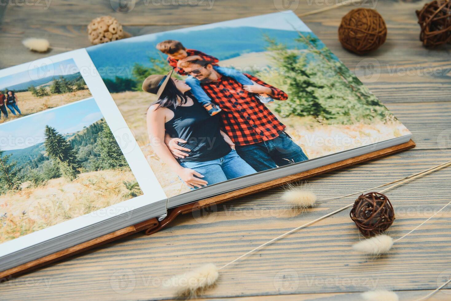 luxe houten foto boek Aan natuurlijk achtergrond. familie herinneringen fotoboek. opslaan uw zomer vakantie herinneringen.