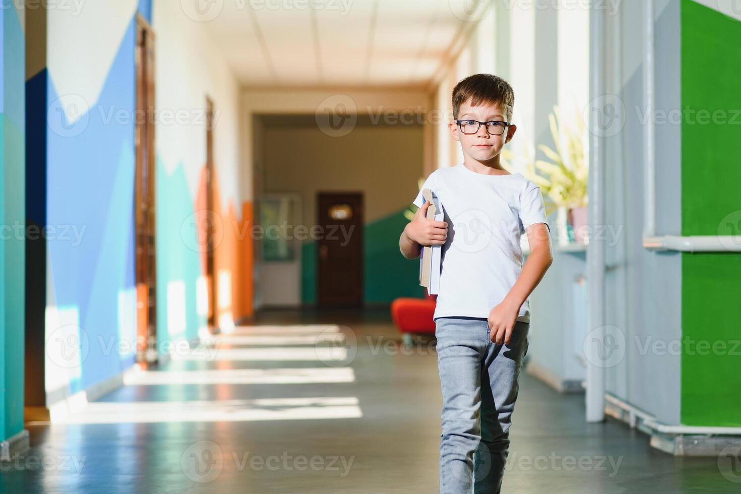 terug naar school- concept. school- kind in klas. gelukkig kind tegen groen schoolbord. slim kind in klas. idee en onderwijs concept foto