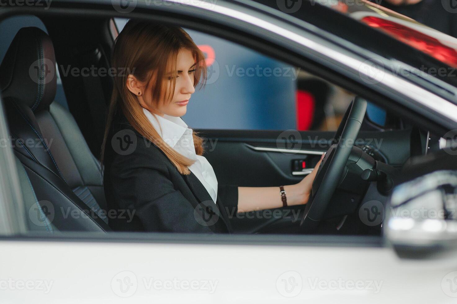 foto van gelukkig jong vrouw zittend binnen haar nieuw auto. concept voor auto verhuur.
