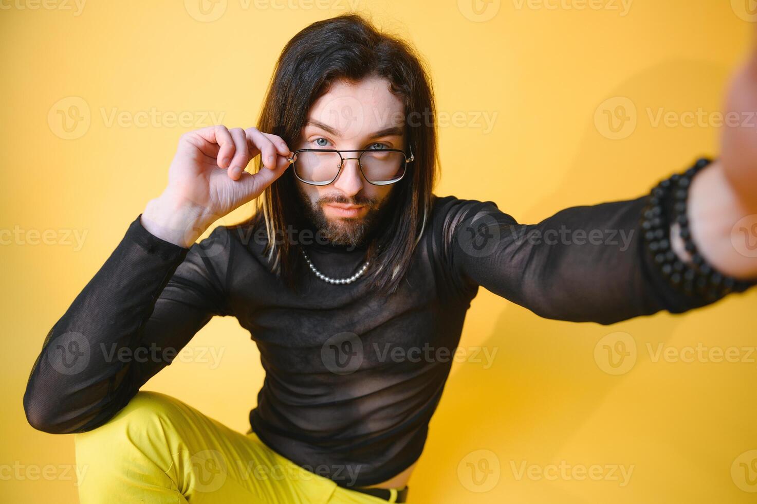 homo Mens houden regenboog gestreept vlag geïsoleerd Aan gekleurde achtergrond studio portret. mensen levensstijl mode lgbtq concept foto